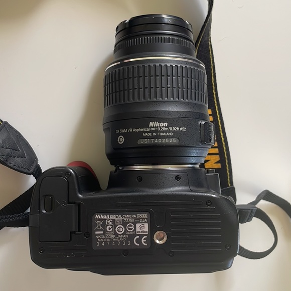 Nikon DSLR D3000 Camera - Picture 9 of 9